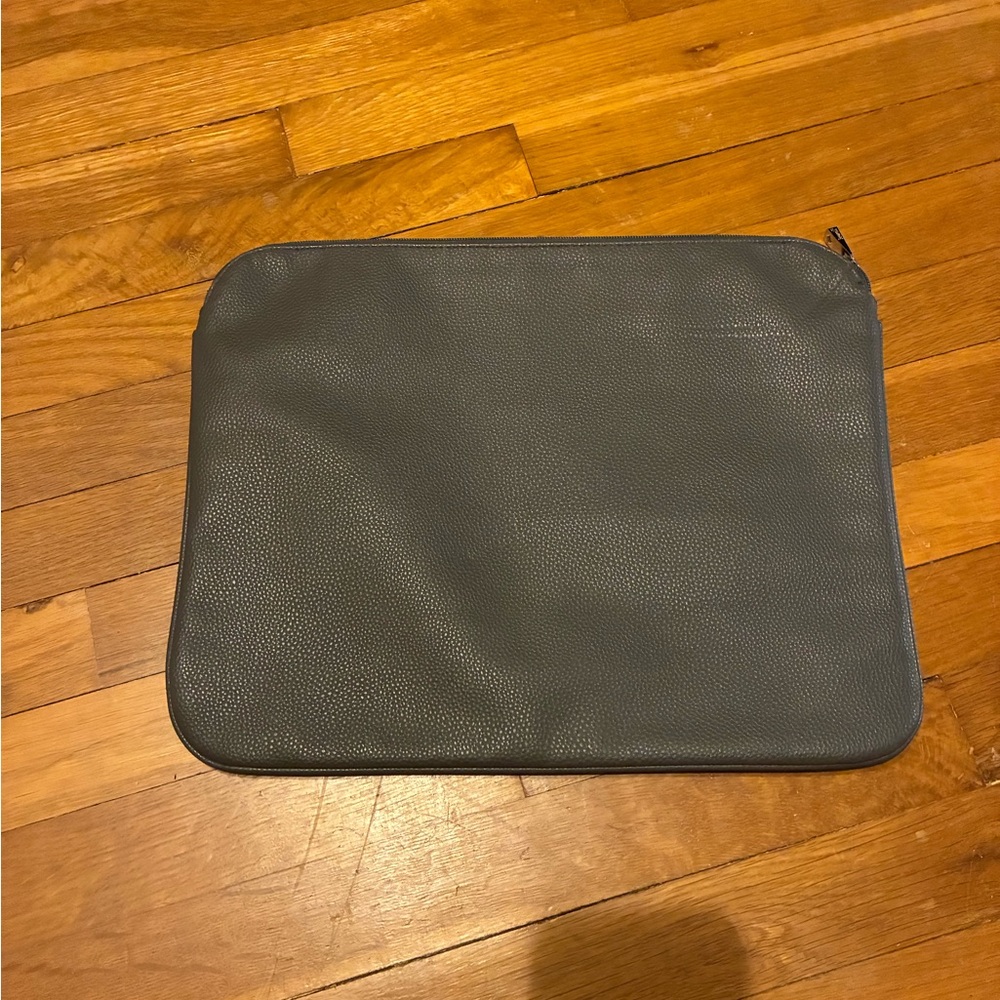 One Savvy Sleeve Laptop Case Charcoal Pebble Gray Inquire- Jewell by Thirty-One